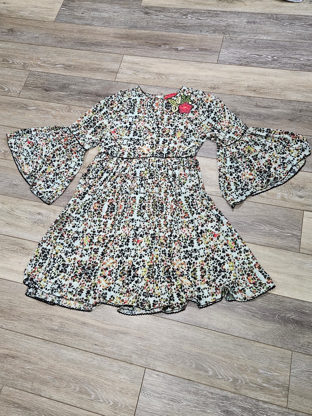 Anthropolpgie Bhanuni Libra Embroidered Floral Bell-Sleeve Mini Dress Size 6 - Picture 2 of 9